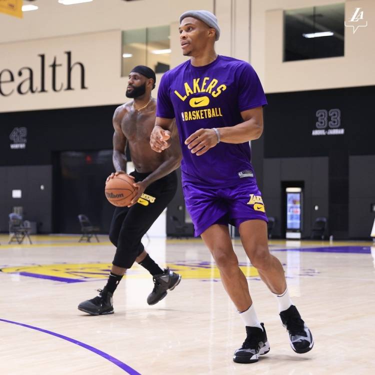 官方：瓦诺利就任佛罗伦萨主帅，合同至明年6月+1年续约选项（官宣：瓦诺利出任佛罗伦萨主帅，合约至明年6月，另含一年续约选项）