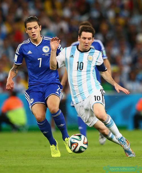 因长相帅气被盗用照片聊骚约炮，川超眉山队球员发声明辟谣（帅照遭人冒用搞聊骚约炮，川超眉山队球员发声澄清）